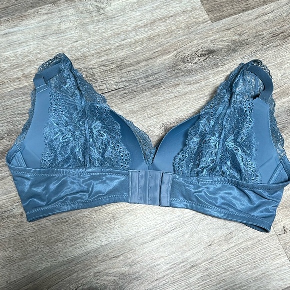 Understance Uplift Wireless Plunge Lace Bra - Vintage Blue - Picture 2 of 3
